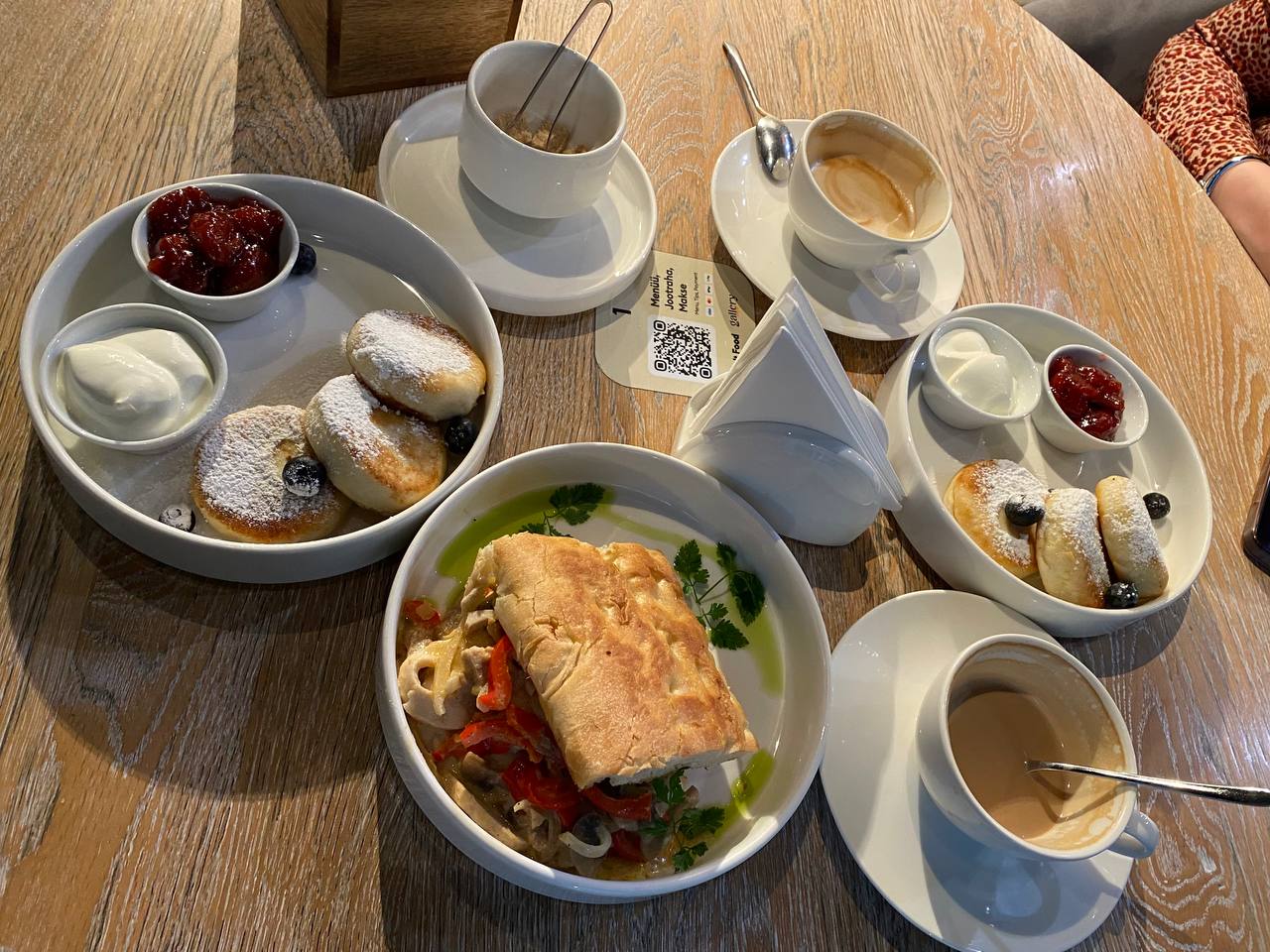 Breakfast and sightseeing in Tallinn Old Town